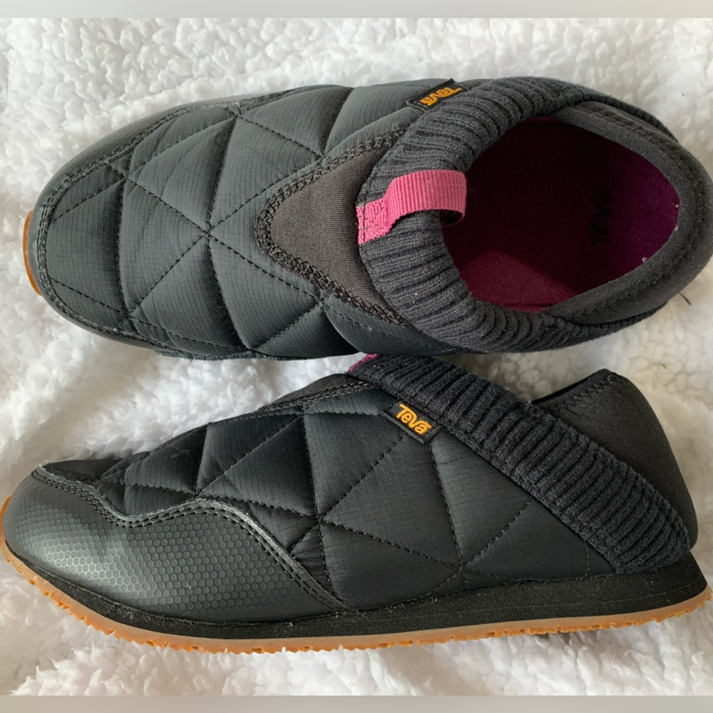 TEVA ReEmber women’s camping slippers. US8/EU39. EUC. Black w/magenta insole.